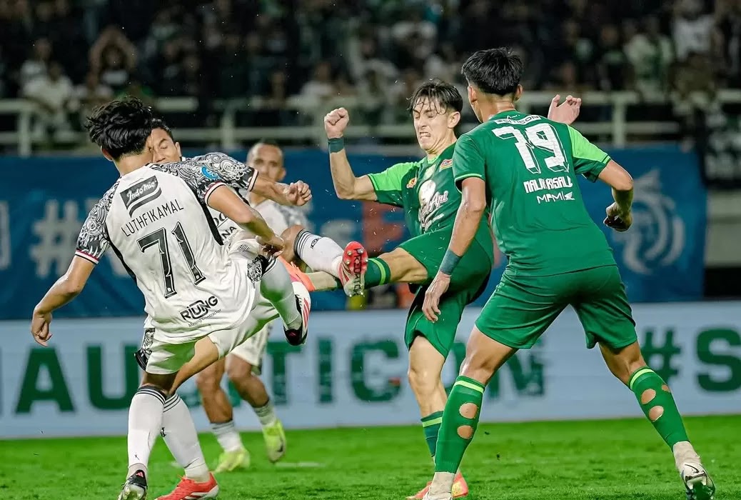 Laga Persebaya Surabaya vs PSIM Yogyakarta pada pekan ke-1 BRI Super League 2025/2026